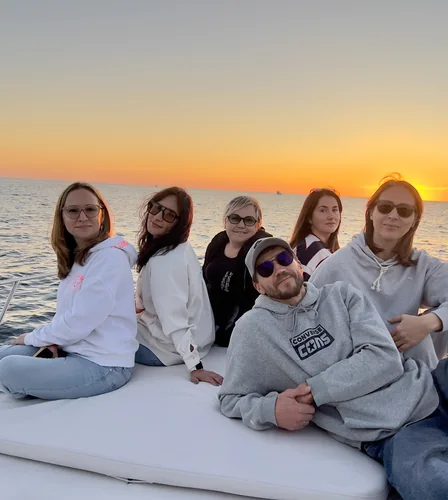 Сотрудники хаба на морской прогулке